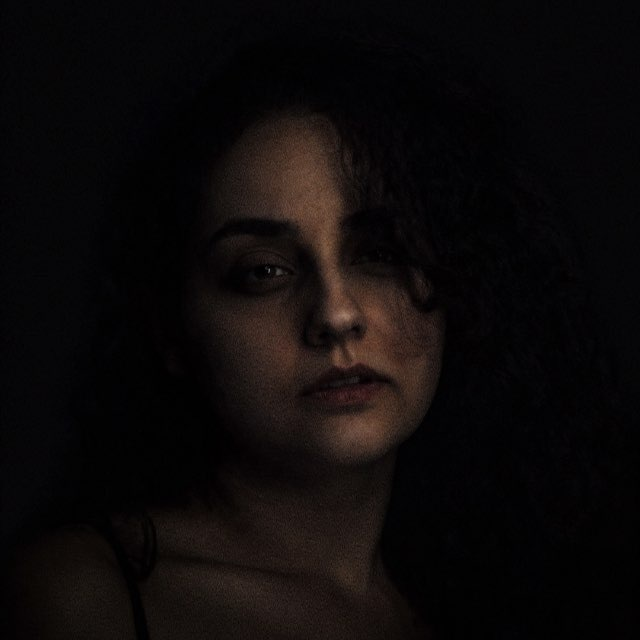 پرتره‌ی زینب عربنیا، طراح گرافیک